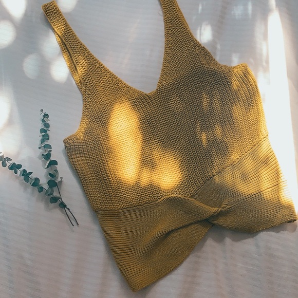 SOLD • Sleeveless Knit Top • - Picture 2 of 9